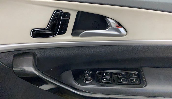 2021 Mahindra XUV700 AX 7 P AT 7 STR, Petrol, Automatic, 60,237 km, Driver Side Door Panels Control
