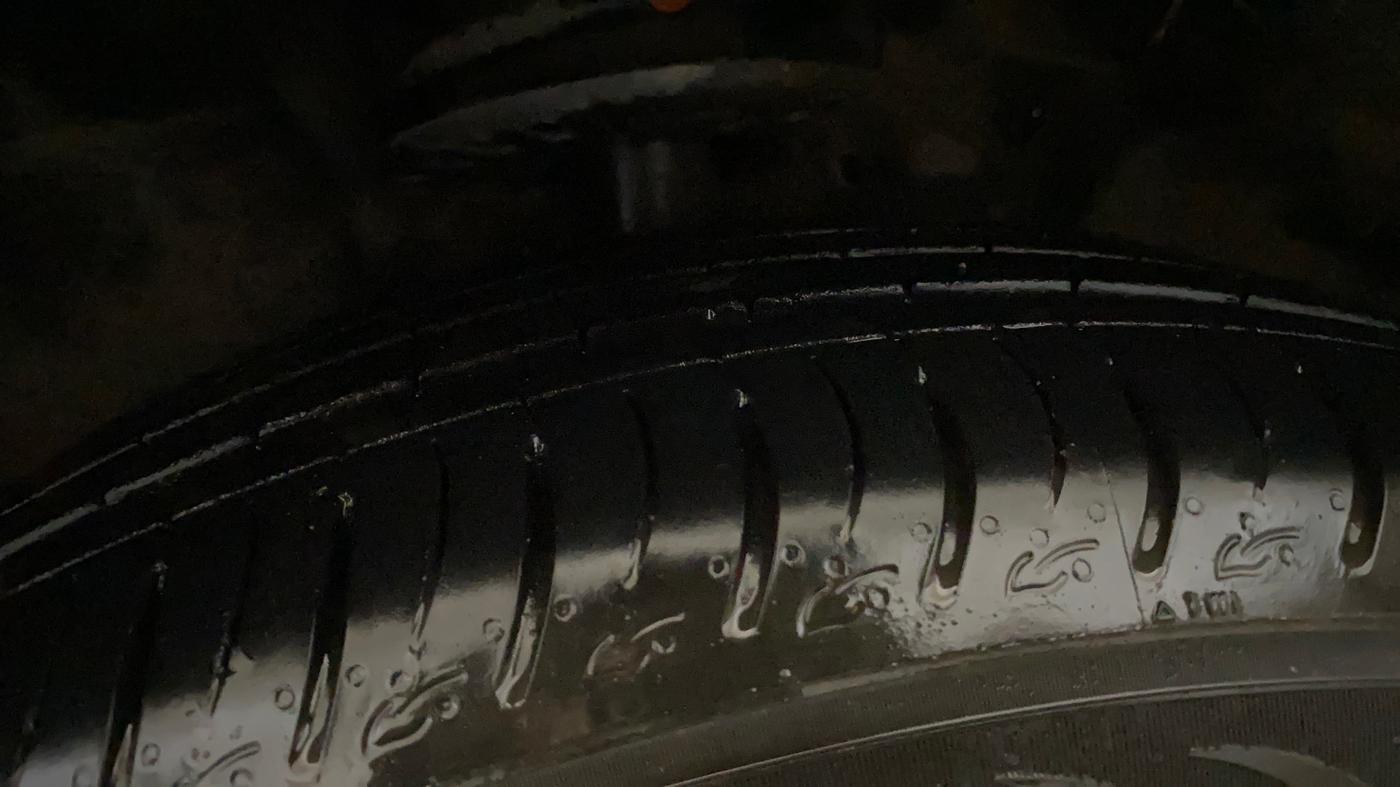 2021 Mahindra XUV700 AX 7 P AT 7 STR, Petrol, Automatic, 60,128 km, Left Front Tyre Tread