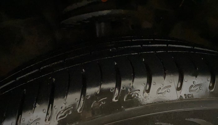 2021 Mahindra XUV700 AX 7 P AT 7 STR, Petrol, Automatic, 60,237 km, Left Front Tyre Tread