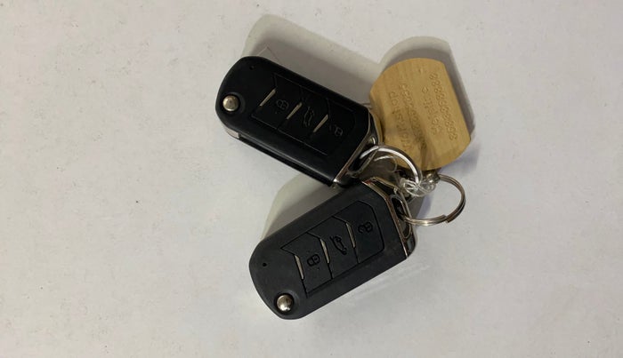 2021 Mahindra XUV700 AX 7 P AT 7 STR, Petrol, Automatic, 60,237 km, Key Close Up