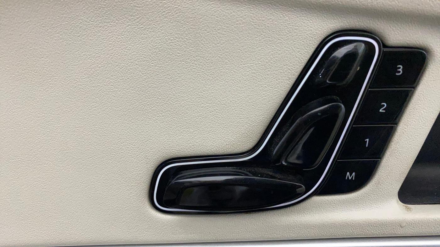 2021 Mahindra XUV700 AX 7 P AT 7 STR, Petrol, Automatic, 60,128 km, Driver Side Adjustment Panel