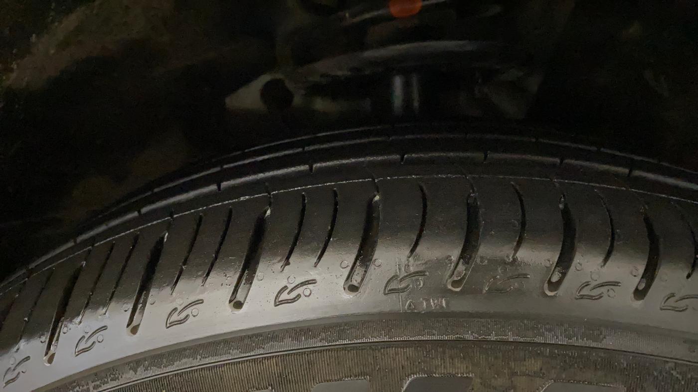 2021 Mahindra XUV700 AX 7 P AT 7 STR, Petrol, Automatic, 60,128 km, Right Front Tyre Tread