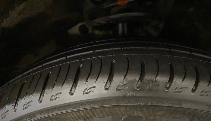 2021 Mahindra XUV700 AX 7 P AT 7 STR, Petrol, Automatic, 60,237 km, Right Front Tyre Tread