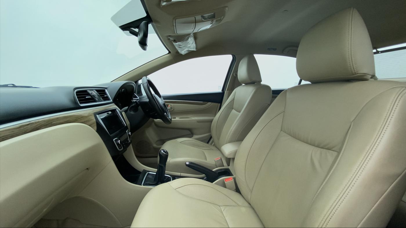2020 Maruti Ciaz ALPHA 1.5 MT VTVT SHVS, Petrol, Manual, 86,290 km, Right Side Front Door Cabin