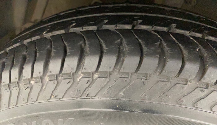 2016 Maruti Swift VXI, Petrol, Manual, 65,555 km, Left Front Tyre Tread