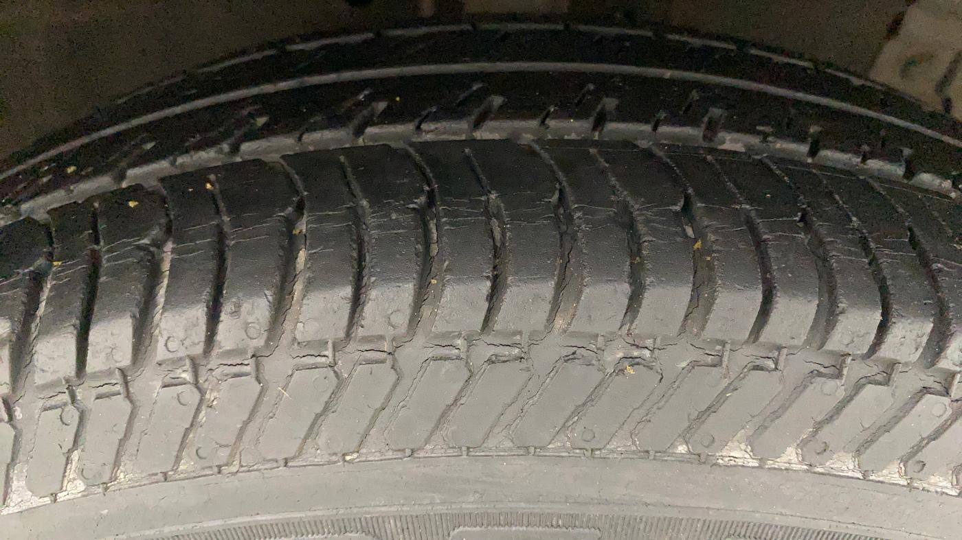 2016 Maruti Swift VXI, Petrol, Manual, 65,555 km, Right Front Tyre Tread