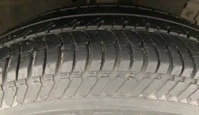 2016 Maruti Swift VXI, Petrol, Manual, 65,555 km, Right Front Tyre Tread