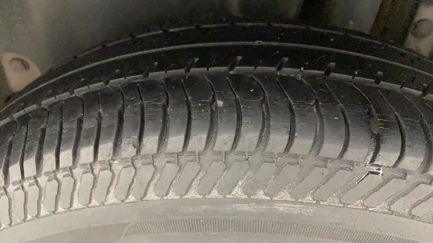 2016 Maruti Swift VXI, Petrol, Manual, 65,555 km, Left Rear Tyre Tread