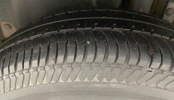 2016 Maruti Swift VXI, Petrol, Manual, 65,555 km, Left Rear Tyre Tread