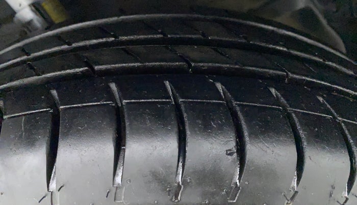 2013 Maruti Ertiga VXI, Petrol, Manual, 47,009 km, Left Rear Tyre Tread