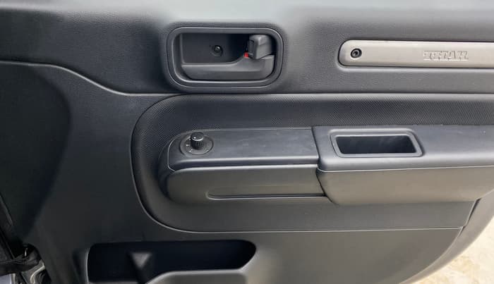 2022 Mahindra Thar LX PETROL HT 4WD AT, Petrol, Automatic, 18,553 km, Driver Side Door Panels Control