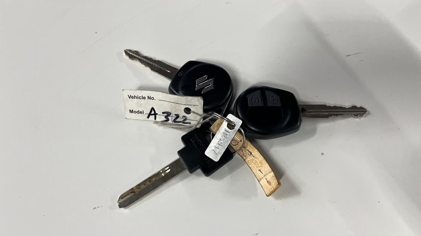 2017 Maruti Swift LXI, CNG, Manual, 71,407 km, Key Close Up