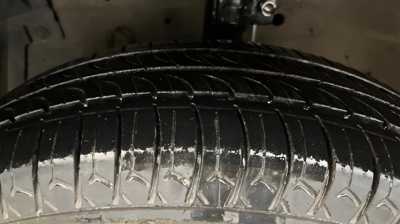 2017 Maruti Swift LXI, CNG, Manual, 71,407 km, Left Front Tyre Tread