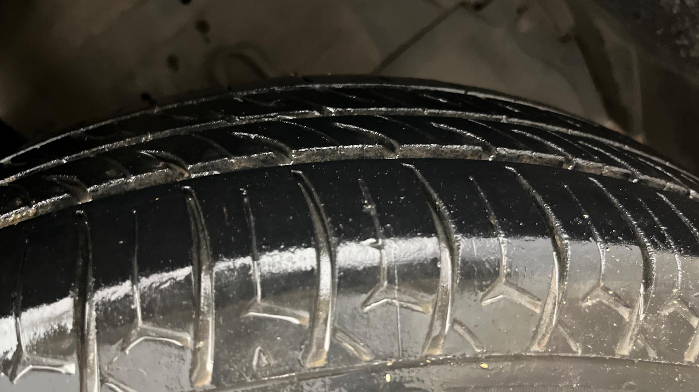 2017 Maruti Swift LXI, CNG, Manual, 71,407 km, Right Front Tyre Tread