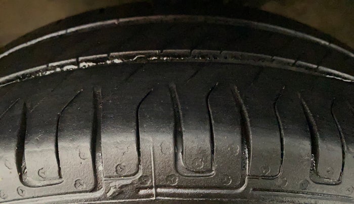 2015 Maruti Wagon R 1.0 VXI, CNG, Manual, 75,748 km, Left Front Tyre Tread