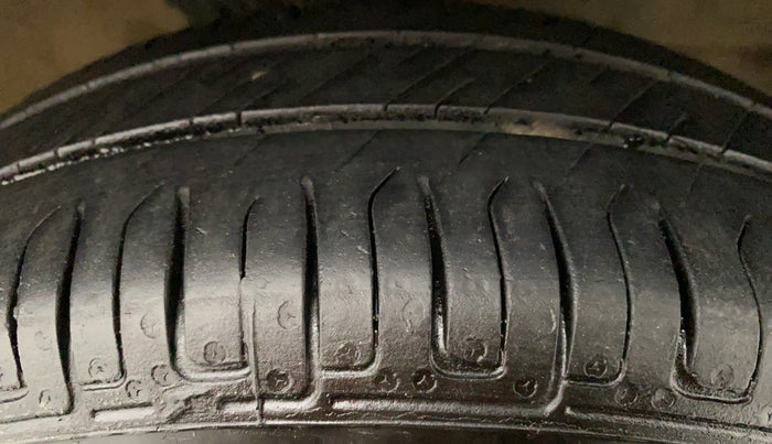 2015 Maruti Wagon R 1.0 VXI, CNG, Manual, 75,748 km, Right Front Tyre Tread