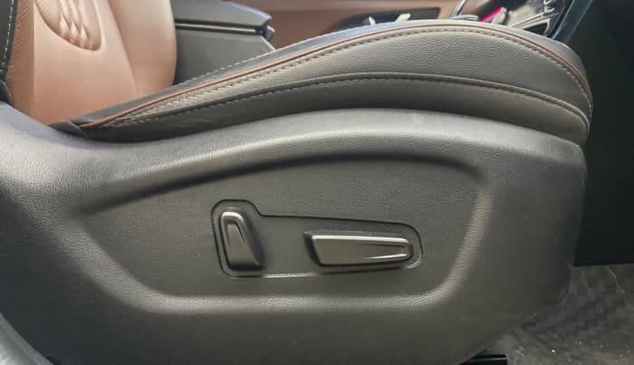 2023 Hyundai ALCAZAR 1.5 SIGNATURE (O) TURBO DCT 7, Petrol, Automatic, 20,034 km, Driver Side Adjustment Panel