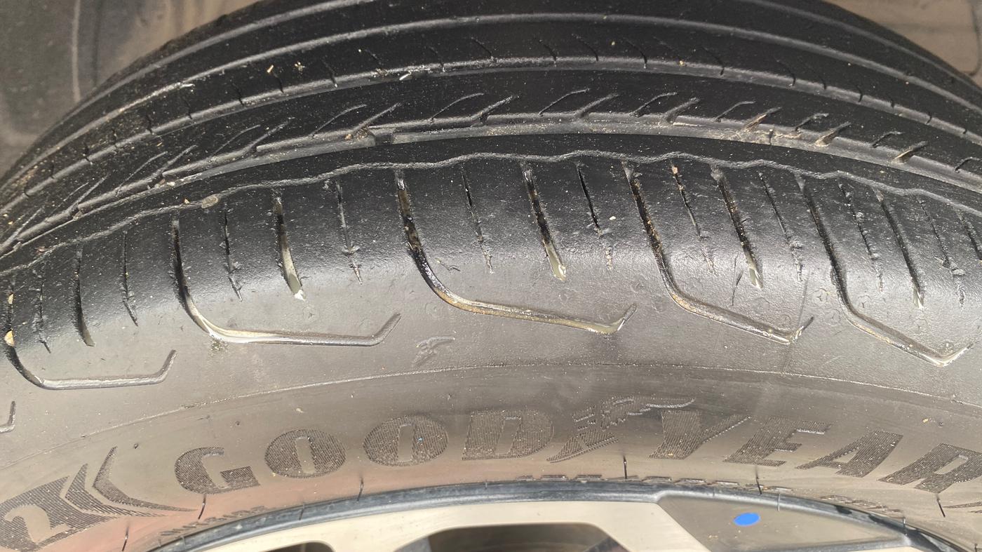 2024 Maruti FRONX ALPHA 1.0L TURBO 6 AT, Petrol, Automatic, 35,063 km, Right Front Tyre Tread