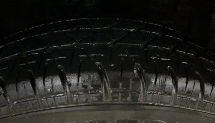 2017 Maruti Swift LXI (O), Petrol, Manual, 17,316 km, Right Front Tyre Tread