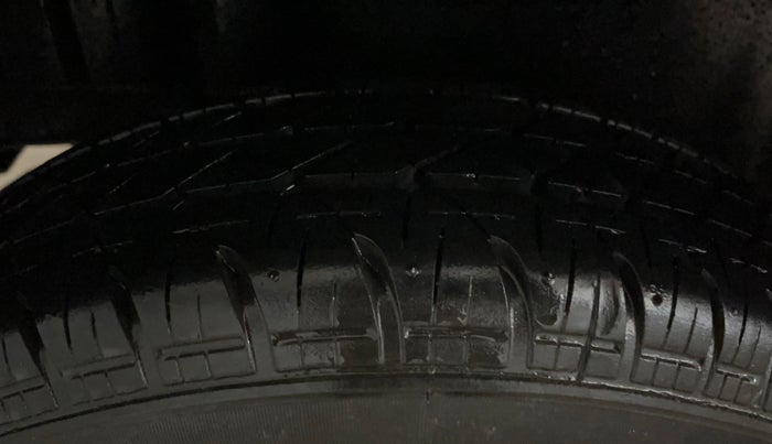2017 Maruti Swift LXI (O), Petrol, Manual, 17,316 km, Right Rear Tyre Tread