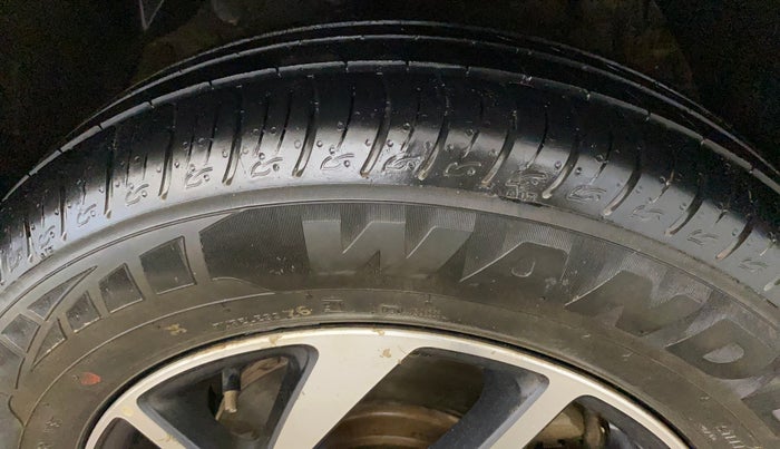 2022 Mahindra XUV300 W8 (O) 1.5 DIESEL, Diesel, Manual, 57,976 km, Right Front Tyre Tread