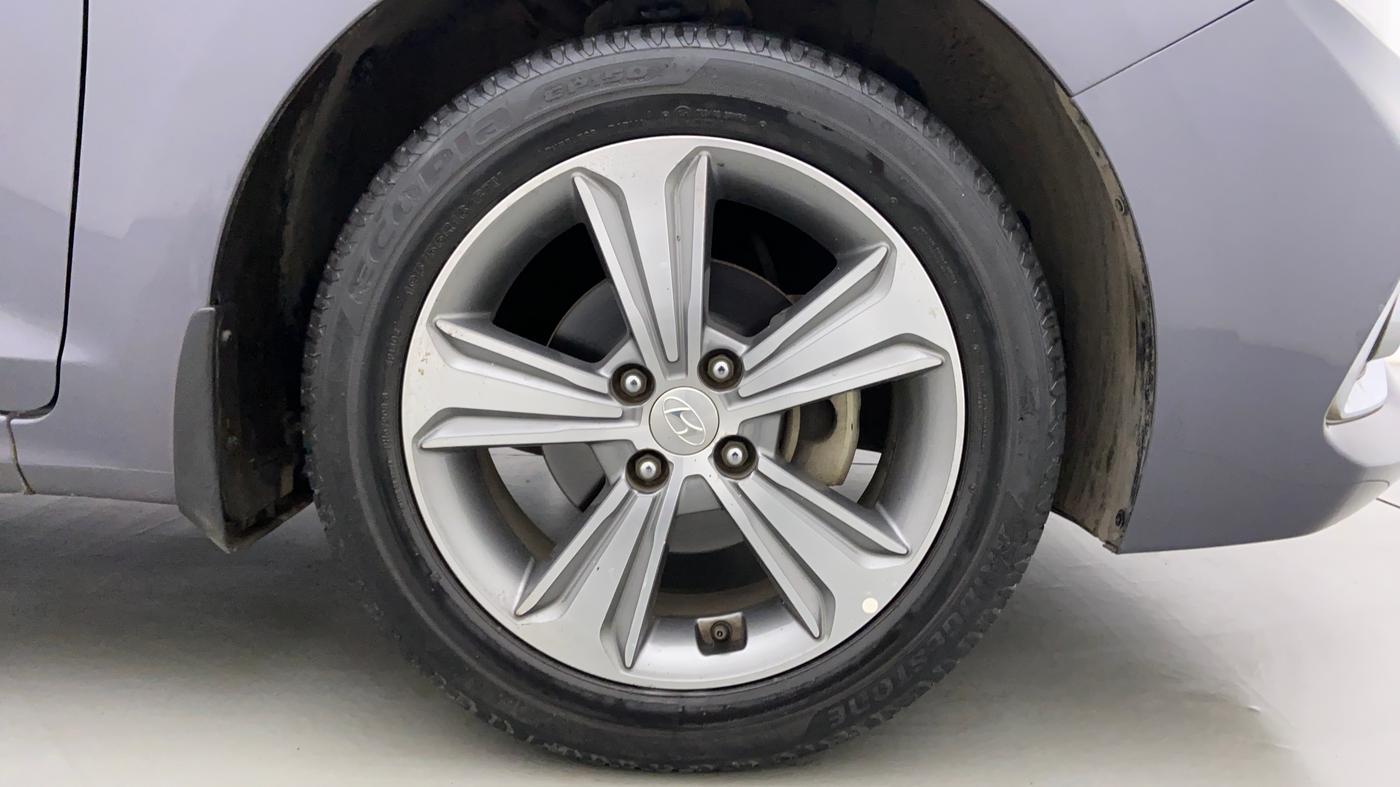 2017 Hyundai Verna 1.6 SX VTVT AT (O), Petrol, Automatic, 32,242 km, Right Front Wheel