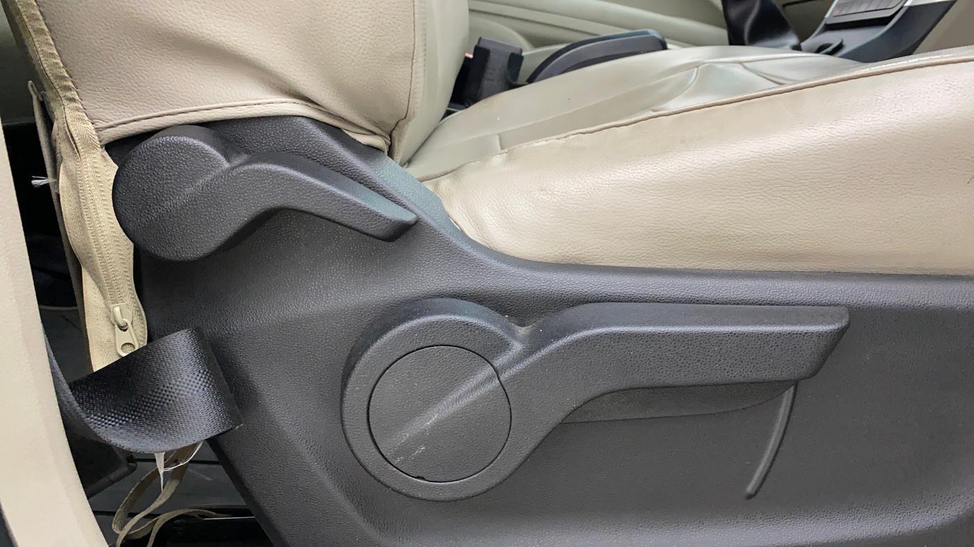 2019 Mahindra MARAZZO M6 8 STR, Diesel, Manual, 81,961 km, Driver Side Adjustment Panel