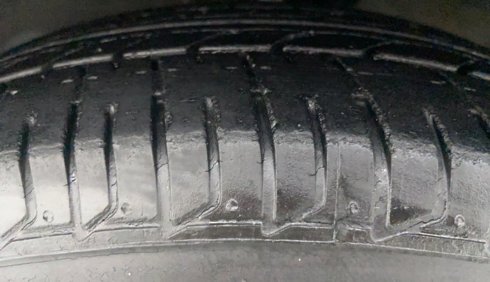 2013 Hyundai i10 MAGNA 1.2 KAPPA2, Petrol, Manual, 26,355 km, Left Front Tyre Tread