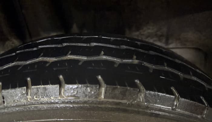 2019 Maruti Swift VXI, CNG, Manual, 68,179 km, Right Rear Tyre Tread