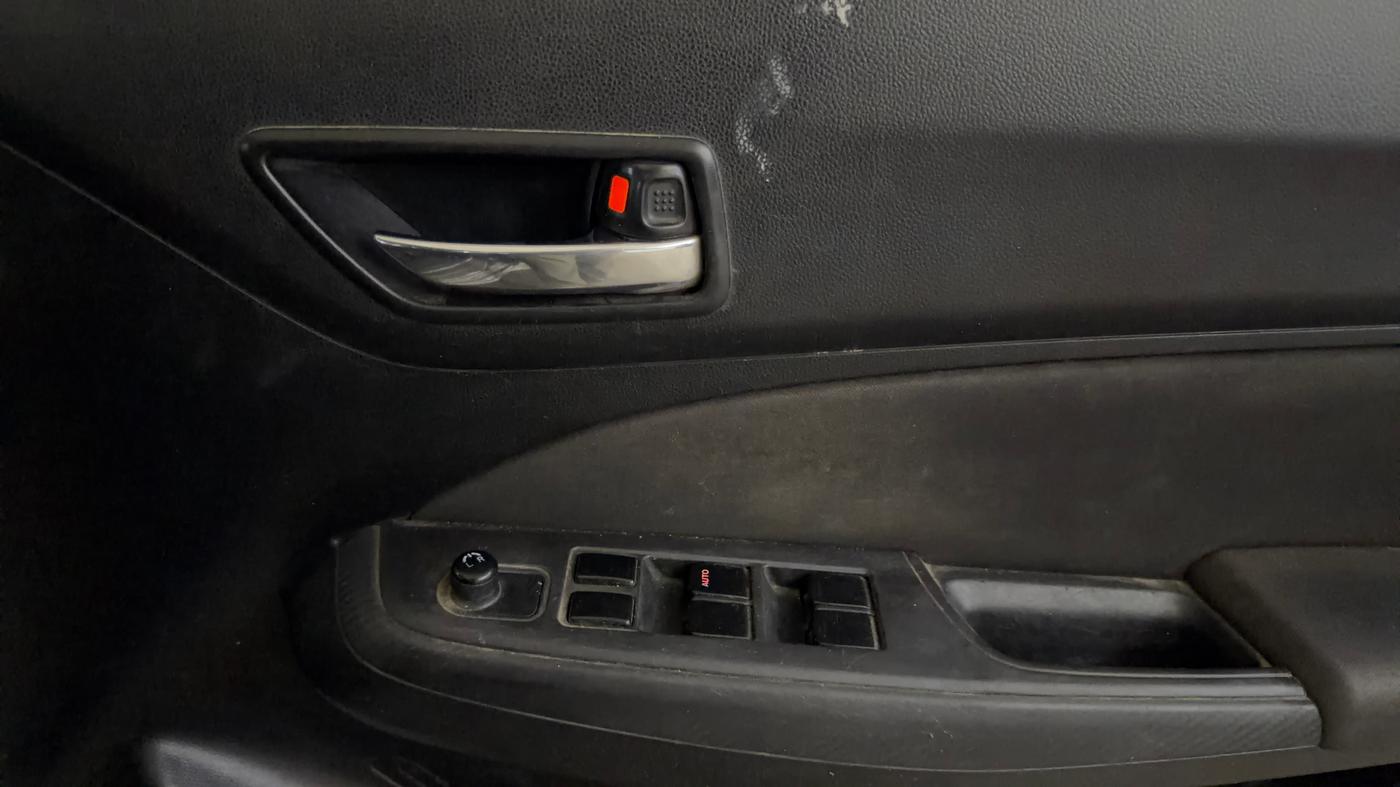 2019 Maruti Swift VXI, CNG, Manual, 68,179 km, Driver Side Door Panels Control