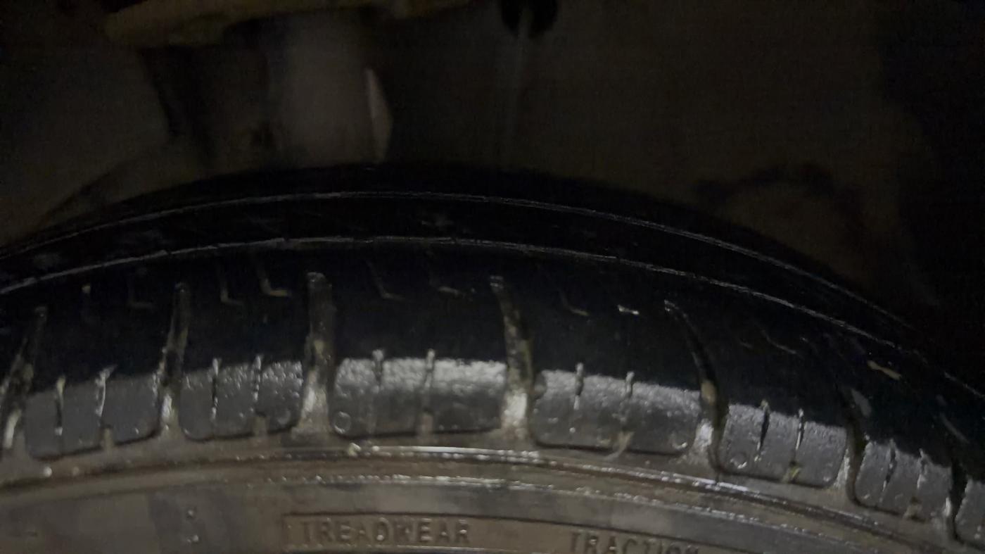 2019 Maruti Swift VXI, CNG, Manual, 68,179 km, Left Front Tyre Tread