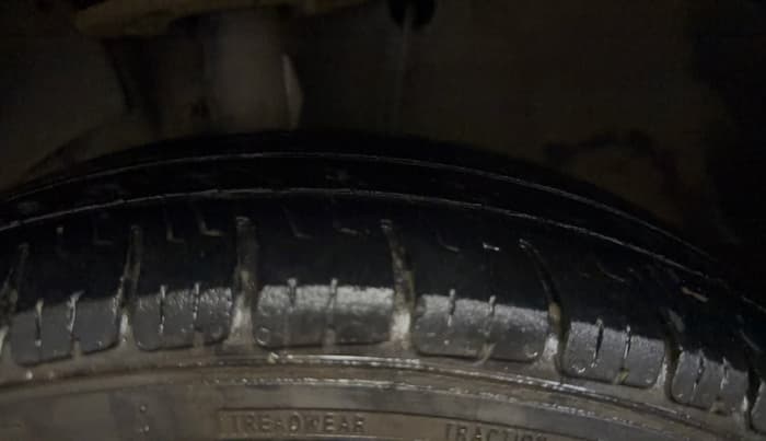 2019 Maruti Swift VXI, CNG, Manual, 68,179 km, Left Front Tyre Tread