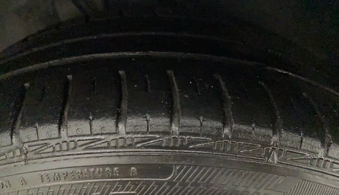 2011 Volkswagen Vento HIGHLINE 1.6 MPI, Petrol, Manual, 47,470 km, Left Rear Tyre Tread