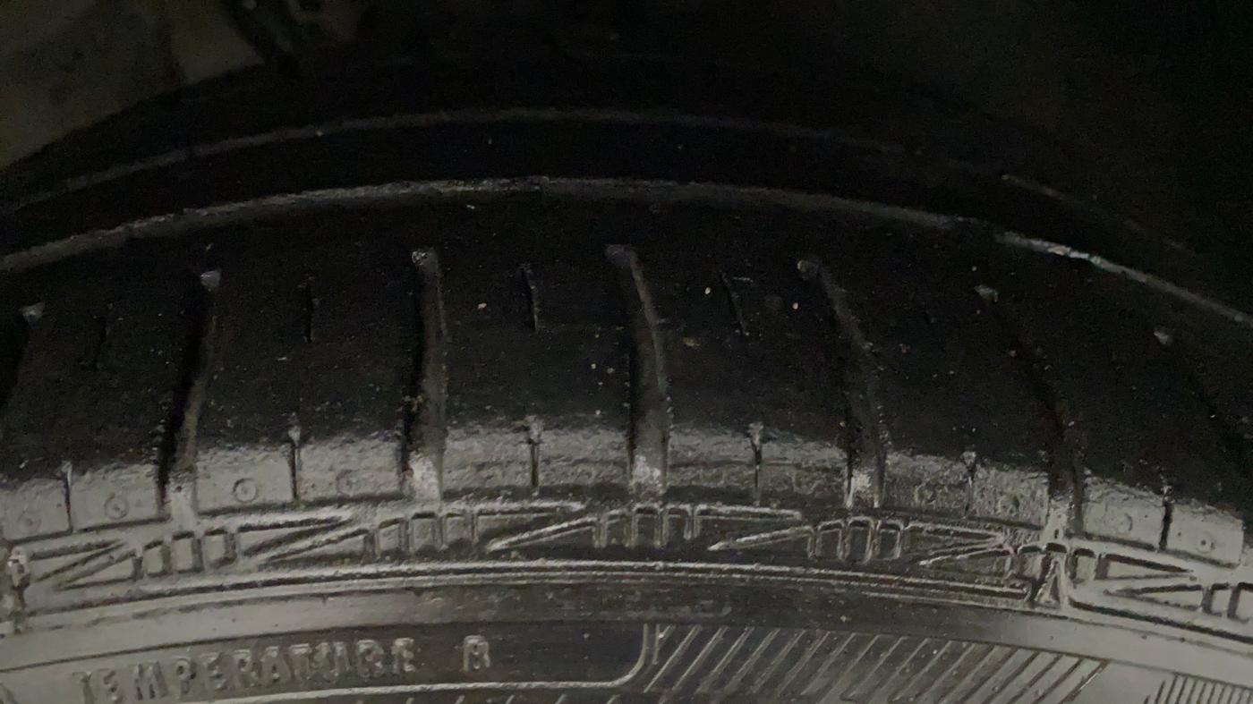 2011 Volkswagen Vento HIGHLINE 1.6 MPI, Petrol, Manual, 47,470 km, Right Front Tyre Tread