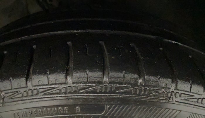 2011 Volkswagen Vento HIGHLINE 1.6 MPI, Petrol, Manual, 47,470 km, Right Front Tyre Tread