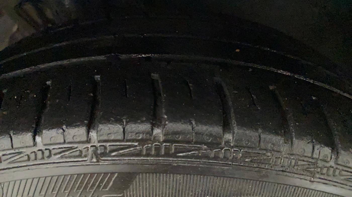 2011 Volkswagen Vento HIGHLINE 1.6 MPI, Petrol, Manual, 47,470 km, Left Front Tyre Tread