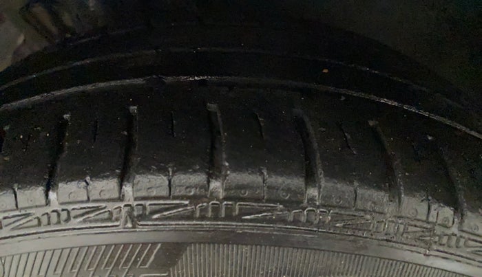 2011 Volkswagen Vento HIGHLINE 1.6 MPI, Petrol, Manual, 47,470 km, Left Front Tyre Tread