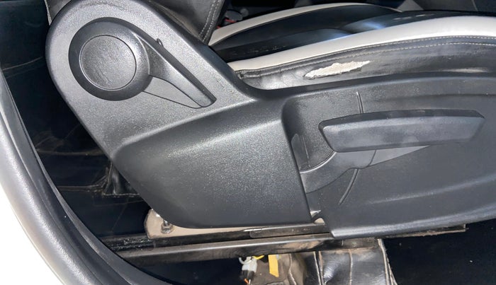 2024 Tata PUNCH ACCOMPLISHED DAZZLE SUNROOF CNG MT, CNG, Manual, 32,527 km, Driver Side Adjustment Panel