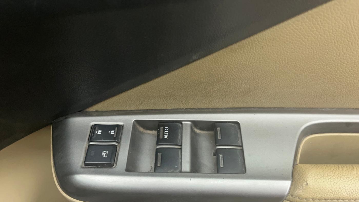 2015 Honda City 1.5L I-VTEC VX, Petrol, Manual, 1,00,657 km, Driver Side Door Panels Control