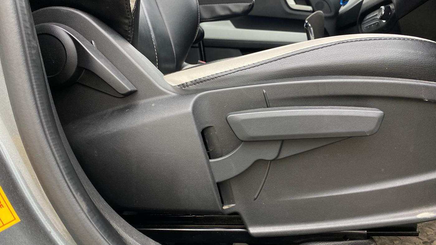 2024 Tata PUNCH Creative Dual Tone AMT Sunroof , Petrol, Automatic, 14,120 km, Driver Side Adjustment Panel