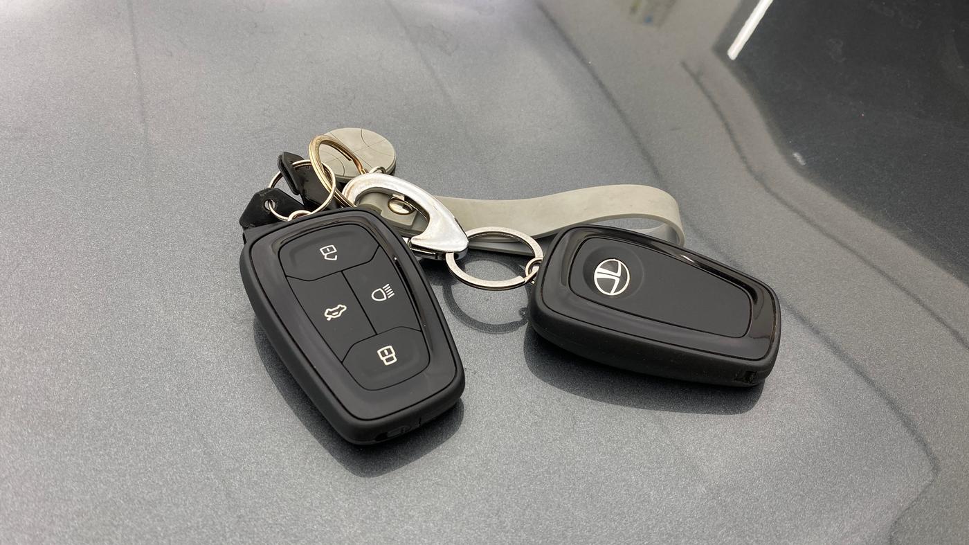 2024 Tata PUNCH Creative Dual Tone AMT Sunroof , Petrol, Automatic, 14,120 km, Key Close Up