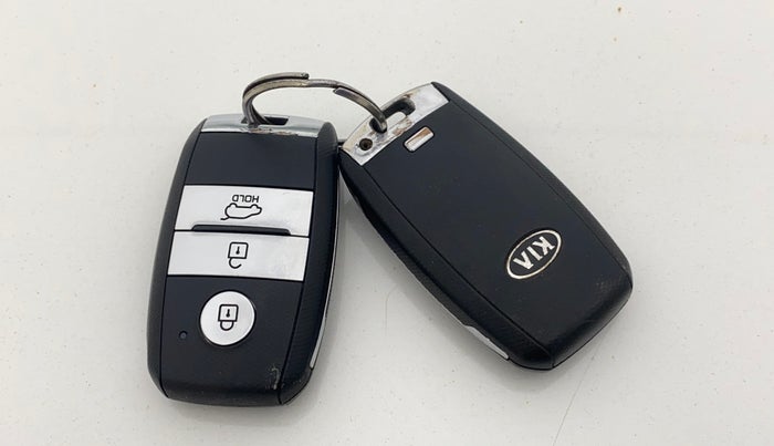 2020 KIA SELTOS HTX 1.5 PETROL, CNG, Manual, 93,799 km, Key Close Up