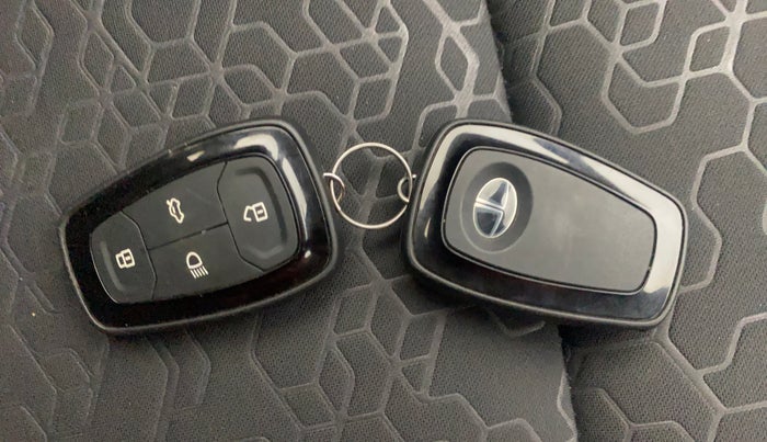 2023 Tata ALTROZ XZ + SUNROOF, Petrol, Manual, 47,293 km, Key Close Up