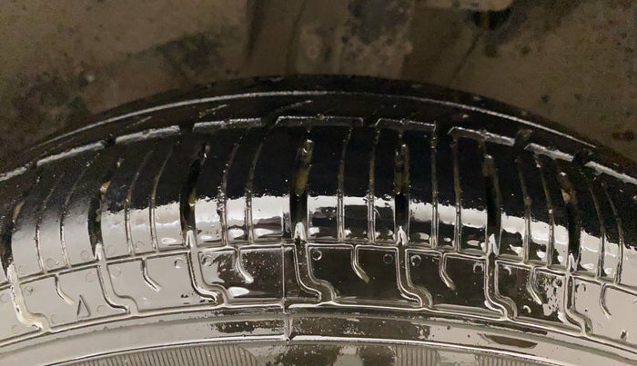 2019 Maruti Dzire VXI, CNG, Manual, 69,789 km, Left Front Tyre Tread