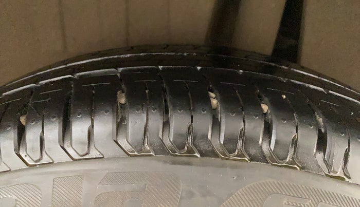 2019 Maruti Dzire VXI, CNG, Manual, 69,789 km, Left Rear Tyre Tread