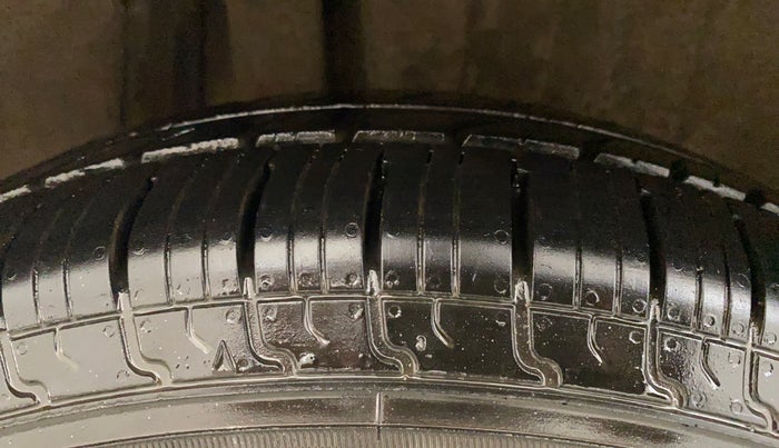 2019 Maruti Dzire VXI, CNG, Manual, 69,789 km, Right Rear Tyre Tread