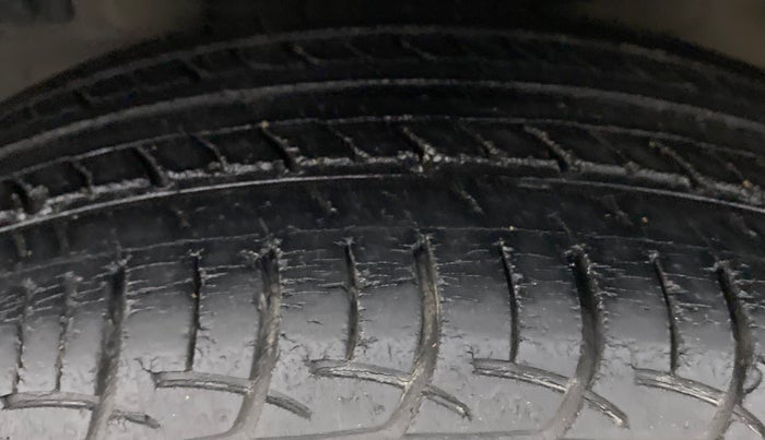 2014 Maruti Ertiga VXI CNG, CNG, Manual, 1,05,177 km, Left Front Tyre Tread