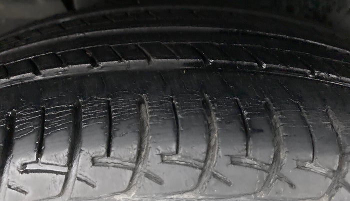 2014 Maruti Ertiga VXI CNG, CNG, Manual, 1,05,177 km, Right Rear Tyre Tread
