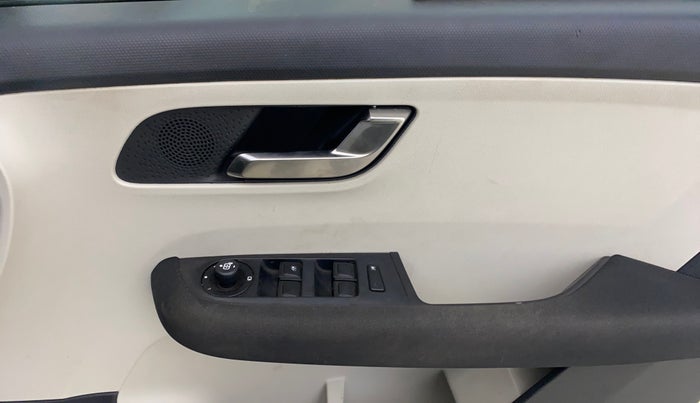 2023 Tata ALTROZ XZ PETROL, Petrol, Manual, 43,332 km, Driver Side Door Panels Control