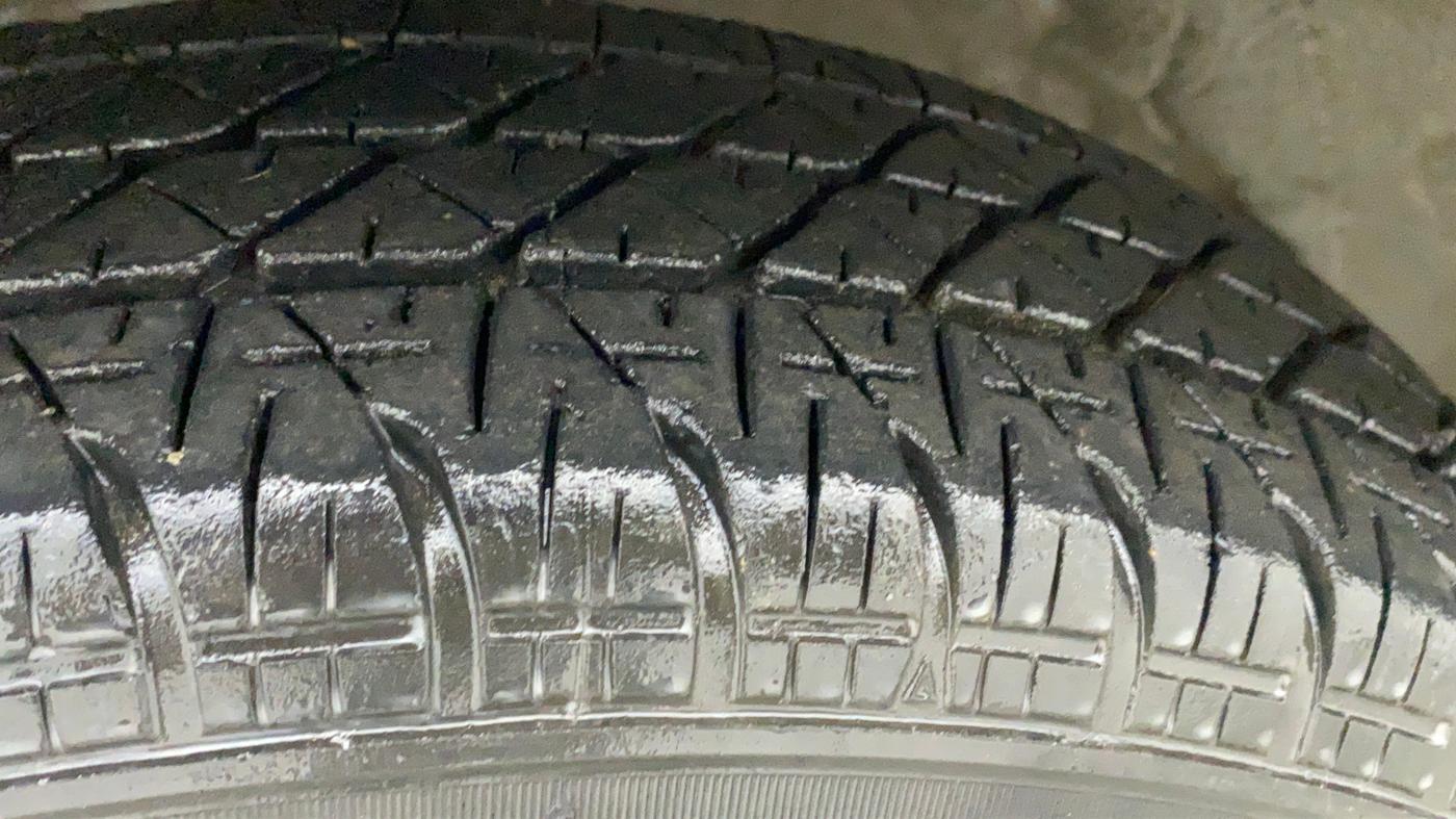 2015 Maruti Swift LXI (O), Petrol, Manual, 63,072 km, Left Front Tyre Tread